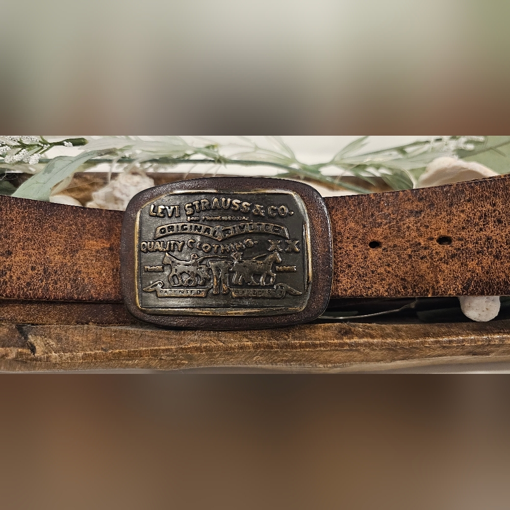 *SALE* VINTAGE LEVI'S THICK LEATHER BELT WITH METAL AND LEATHER BUCKLE - Picture 2 of 2